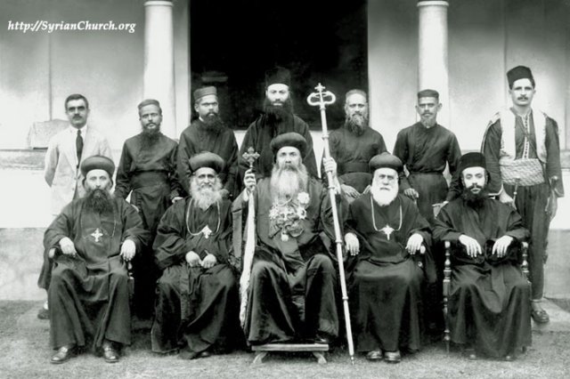 valiyathirumeniwithpatriarchstignatiuseliasiiiatthrikkunnathseminaryduringhhsstaythere1931.jpg