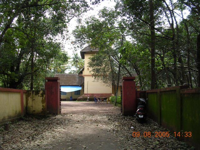 miangateleadeingtothrikkunnathupallyseminary.jpg