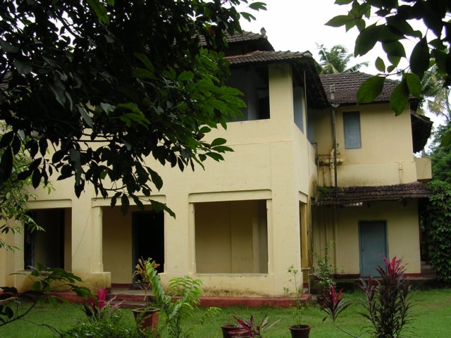 thrikkunnathseminarybuildingonceusedbyvaliyathirumeniandhissuccessorvayaliparambilthirumeni.jpg